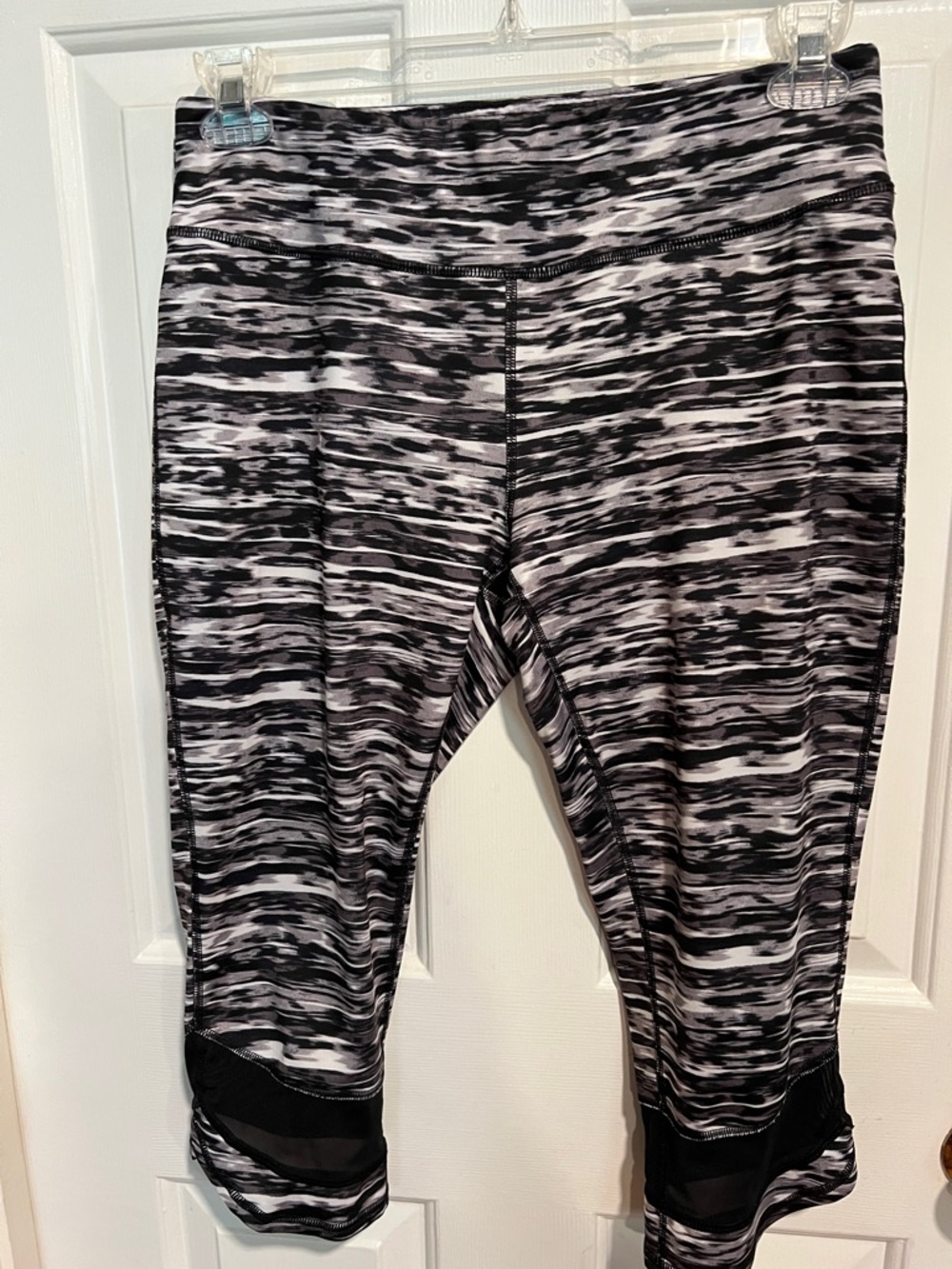 Black & White Active Capri Leggings size L